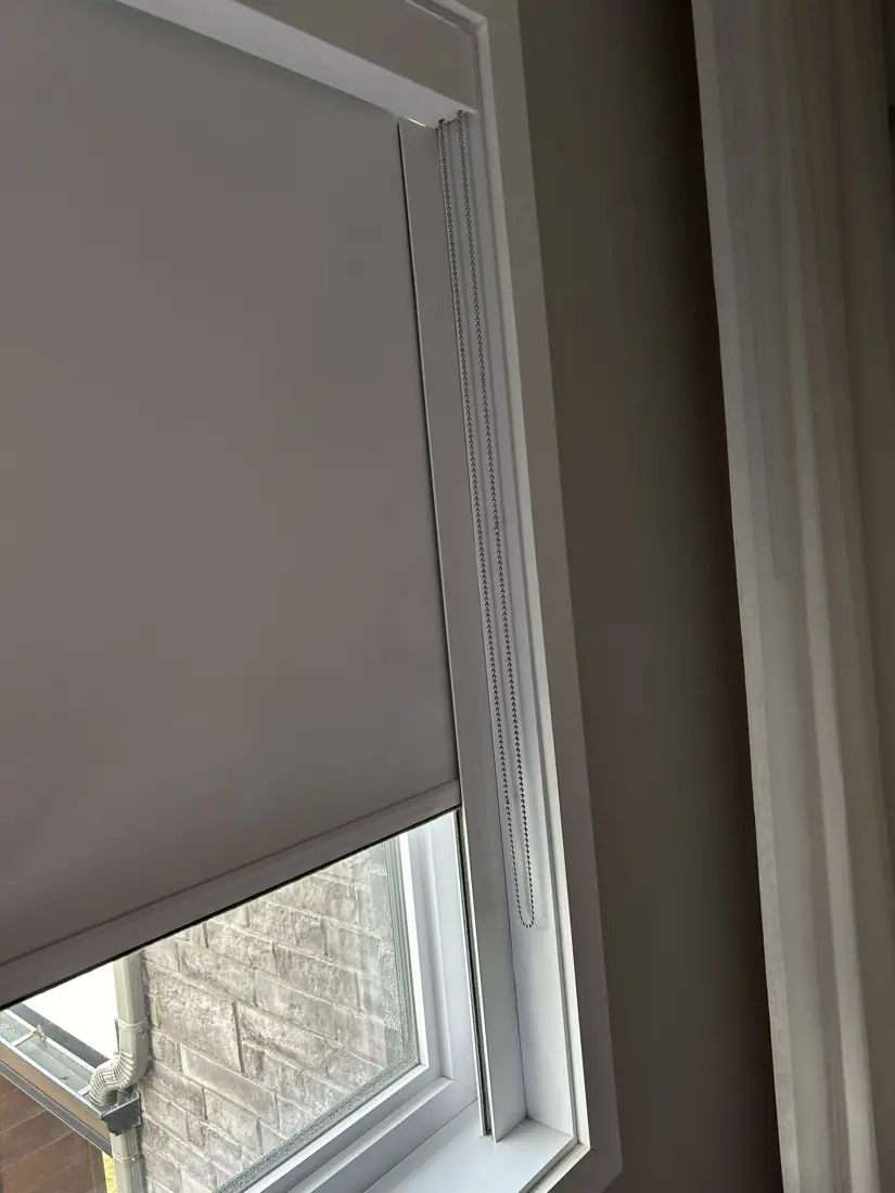 Gros plan d'une toile opaque guidée par une coulisse latérale